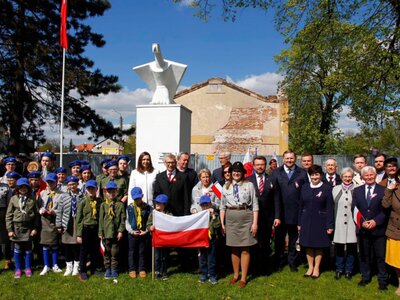 Zdjęcie uczestników podczas Uroczystych Obchodów 232 Rocznicy Uchwalenia Konstytucji 3 Maja przy Pomniku Orła Białego w Koluszkach
