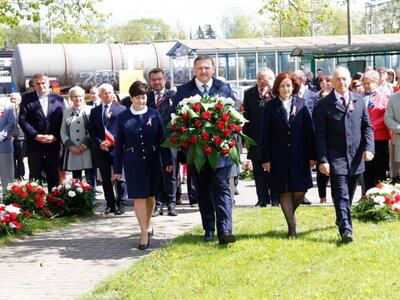 Zdjęcie przedstawicieli władz składających kwiaty podczas Uroczystych Obchodów 232 Rocznicy Uchwalenia Konstytucji 3 Maja