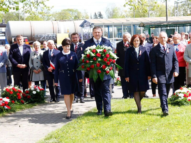 Zdjęcie przedstawicieli władz składających kwiaty podczas Uroczystych Obchodów 232 Rocznicy Uchwalenia Konstytucji 3 Maja