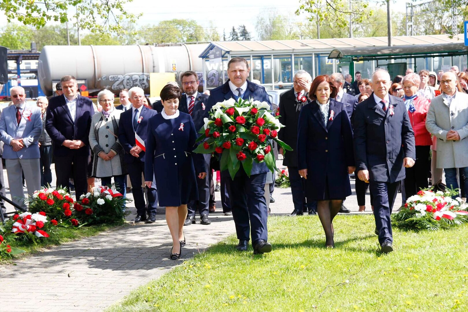 Zdjęcie przedstawicieli władz składających kwiaty podczas Uroczystych Obchodów 232 Rocznicy Uchwalenia Konstytucji 3 Maja