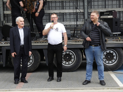 Zdjęcie Burmistrza Koluszek, Starosty Łódzkiego Wschodniego oraz wiceprezesa Klubu Motocyklowego BIZON otwierających X Koluszkowski Zlot Motocyklowy
