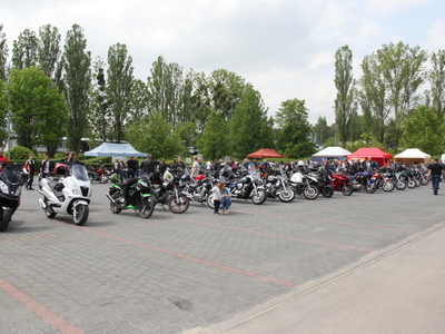 Zdjęcie motocykli prezentowanych podczas X Koluszkowskiego Zlotu Motocyklowego na parkingu przed Urzędem Miejskim w Koluszkach
