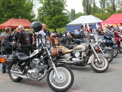 Zdjęcie uczestników oraz motocykli prezentowanych podczas X Koluszkowskiego Zlotu Motocyklowego na parkingu przed Urzędem Miejskim w Koluszkach
