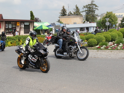 Zdjęcie motocyklistów - uczestników X Koluszkowskiego Zlotu Motocyklowego jadących na motorach