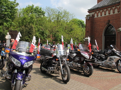 Zdjęcie motocykli ustawionych pod kościołem przed mszą św.