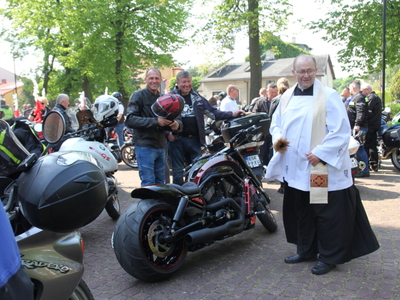 Zdjęcie przedstawia ks. proboszcza Sławomira Jałmużnego święcącego motocyklistów i motory po mszy św.