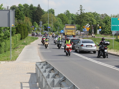Zdjęcie motocyklistów - uczestników X Koluszkowskiego Zlotu Motocyklowego jadących na motorach
