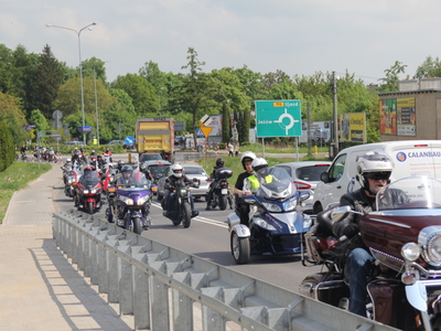 Zdjęcie motocyklistów - uczestników X Koluszkowskiego Zlotu Motocyklowego jadących na motorach