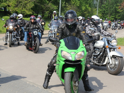 Zdjęcie motocyklistów - uczestników X Koluszkowskiego Zlotu Motocyklowego jadących na motorach
