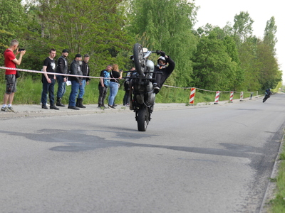 Zdjęcie motocyklisty podczas pokazów jazdy akrobatycznej
