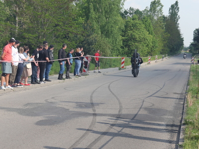 Zdjęcie motocyklisty podczas pokazów jazdy akrobatycznej