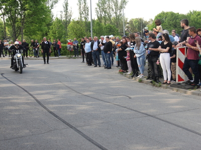 Zdjęcie motocyklisty podczas pokazów jazdy akrobatycznej