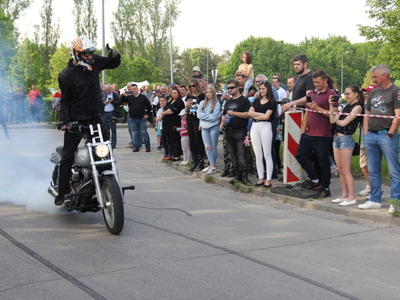 Zdjęcie motocyklisty podczas pokazów jazdy akrobatycznej