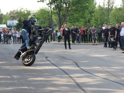 Zdjęcie motocyklisty podczas pokazów jazdy akrobatycznej