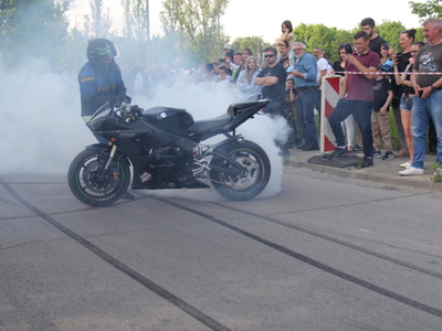 Zdjęcie motocyklisty podczas pokazów jazdy akrobatycznej