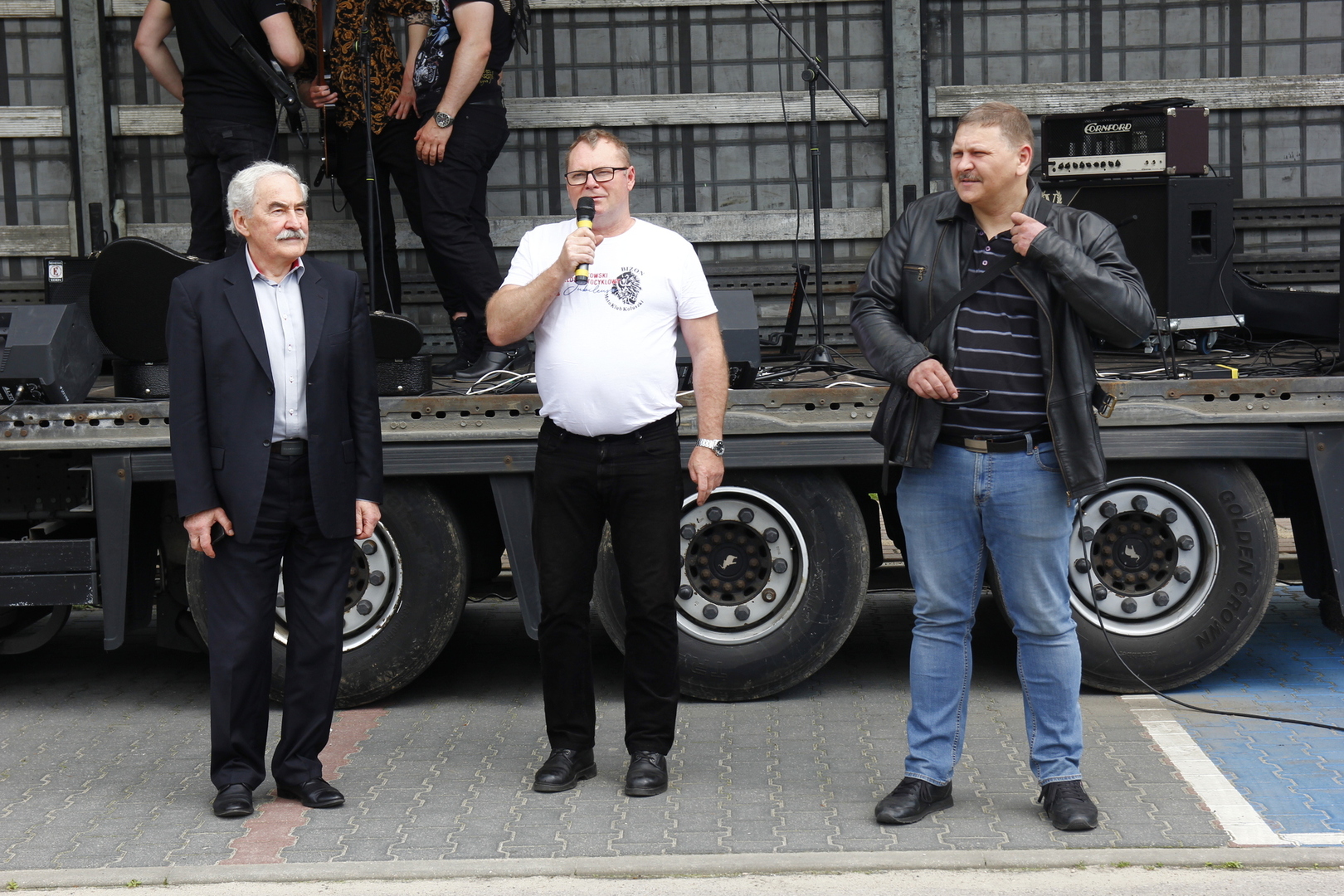 Zdjęcie Burmistrza Koluszek, Starosty Łódzkiego Wschodniego oraz wiceprezesa Klubu Motocyklowego BIZON otwierających X Koluszkowski Zlot Motocyklowy