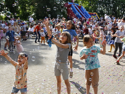  Zdjęcie przedstawia dzieci oraz opiekunów podczas wspólnej zabawy z okazji Dnia Dziecka 2023