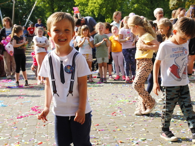  Zdjęcie przedstawia dzieci oraz opiekunów podczas wspólnej zabawy z okazji Dnia Dziecka 2023