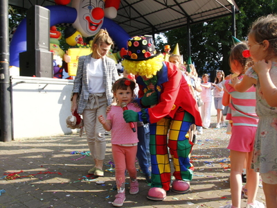 Zdjęcie przedstawia dzieci oraz Klauna Rico podczas wspólnej zabawy z okazji Dnia Dziecka 2023