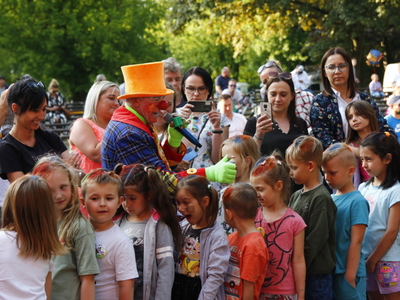 Zdjęcie przedstawia dzieci oraz Klauna Rupherta podczas wspólnej zabawy z okazji Dnia Dziecka 2023