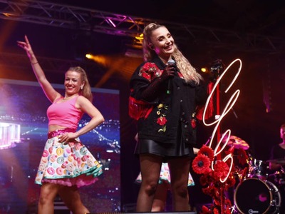 Zdjęcie Cleo wraz z tancerkami występujących podczas Dni Koluszek 2023