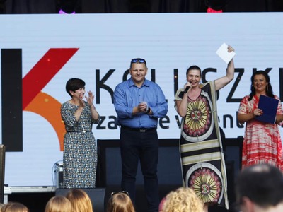 Zdjęcie Burmistrza Koluszek, Poseł na Sejm Małgorzaty Niemczyk oraz Zastępcy Burmistrza Koluszek przemawiających na scenie w amfiteatrze