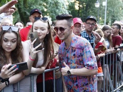 Zdjęcie lidera Zespołu PLAYBOYS podczas pozowania do pamiątkowych zdjęć z fanami