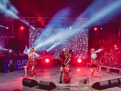 Zdjęcie Cleo wraz z członkami zespołu występujących podczas Dni Koluszek 2023