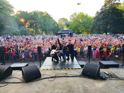 Zdjęcie Zespołu PLAYBOYS podczas pozowania do pamiątkowych zdjęć z fanami
