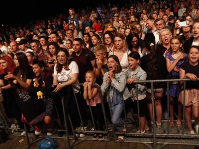 Zdjęcie publiczności przybyłej na koncert Cleo podczas Dni Koluszek 2023