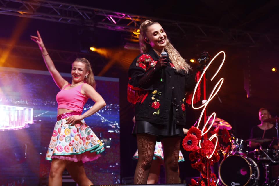 Zdjęcie Cleo wraz z tancerkami występujących podczas Dni Koluszek 2023