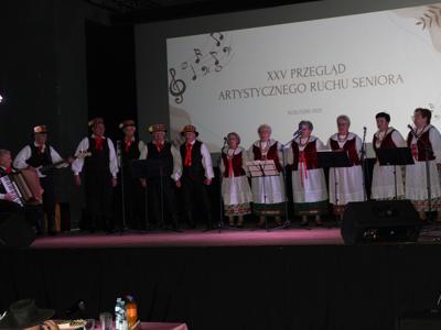 Zdjęcie członków zespołu seniora występującego na scenie podczas XXV Przeglądu Artystycznego Ruchu Seniora 2025