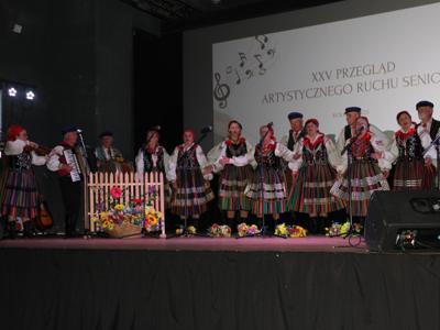 Zdjęcie członków zespołu seniora występującego na scenie podczas XXV Przeglądu Artystycznego Ruchu Seniora 2025