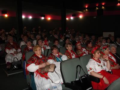 Zdjęcie publiczności siedzącej na widowni podczas XXV Przeglądu Artystycznego Ruchu Seniora 2025