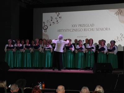 Zdjęcie członków zespołu seniora występującego na scenie podczas XXV Przeglądu Artystycznego Ruchu Seniora 2025