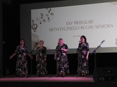 Zdjęcie członków zespołu seniora występującego na scenie podczas XXV Przeglądu Artystycznego Ruchu Seniora 2025