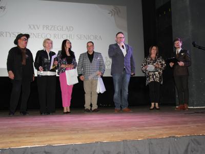 Zdjęcie przedstawicieli jury, zastepcy burmistrza Koluszek oraz dyrektora MOK podczas ogłoszenia werdyktu w kat. Zespoły podczas XXV Przeglądu ARS 2025