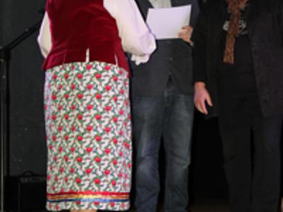 Zdjęcie przestawia członka Jury oraz zastępcę burmistrza Koluszek wręczających nagrody laureatom w kategorii Zespoły XXIV Przeglądu ARS 2025