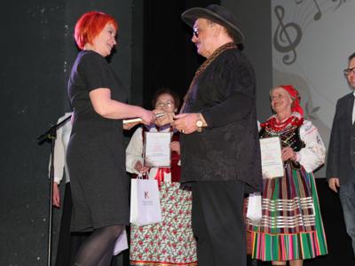Zdjęcie przestawia członków Jury oraz zastępcę burmistrza Koluszek wręczających nagrody laureatom w kategorii Zespoły XXIV Przeglądu ARS 2025