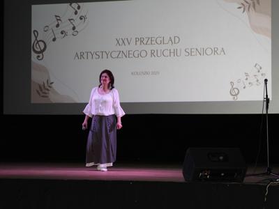 Zdjęcie solistki występującej na scenie podczas XXV Przeglądu Artystycznego Ruchu Seniora 2025