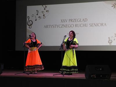 Zdjęcie duetu występującego na scenie podczas XXV Przeglądu Artystycznego Ruchu Seniora 2025