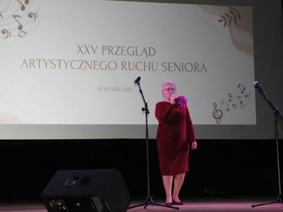Zdjęcie solistki występującej na scenie podczas XXV Przeglądu Artystycznego Ruchu Seniora 2025