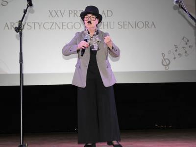 Zdjęcie solistki występującej na scenie podczas XXV Przeglądu Artystycznego Ruchu Seniora 2025