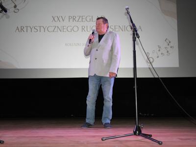 Zdjęcie solisty występującego na scenie podczas XXV Przeglądu Artystycznego Ruchu Seniora 2025