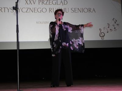 Zdjęcie solistki występującej na scenie podczas XXV Przeglądu Artystycznego Ruchu Seniora 2025