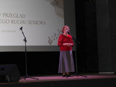 Zdjęcie solistki występującej na scenie podczas XXV Przeglądu Artystycznego Ruchu Seniora 2025