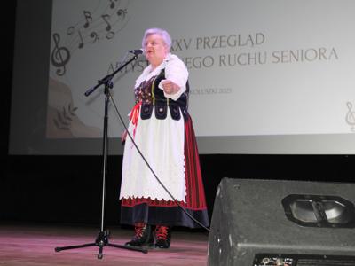 Zdjęcie solistki występującej na scenie podczas XXV Przeglądu Artystycznego Ruchu Seniora 2025