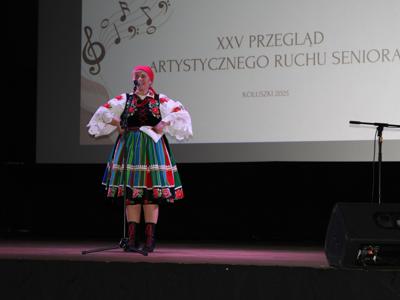 Zdjęcie solistki występującej na scenie podczas XXV Przeglądu Artystycznego Ruchu Seniora 2025