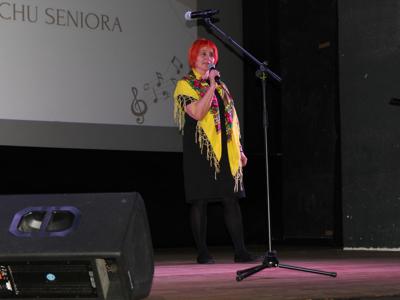 Zdjęcie solistki występującej na scenie podczas XXV Przeglądu Artystycznego Ruchu Seniora 2025