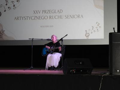 Zdjęcie solistki występującej na scenie podczas XXV Przeglądu Artystycznego Ruchu Seniora 2025